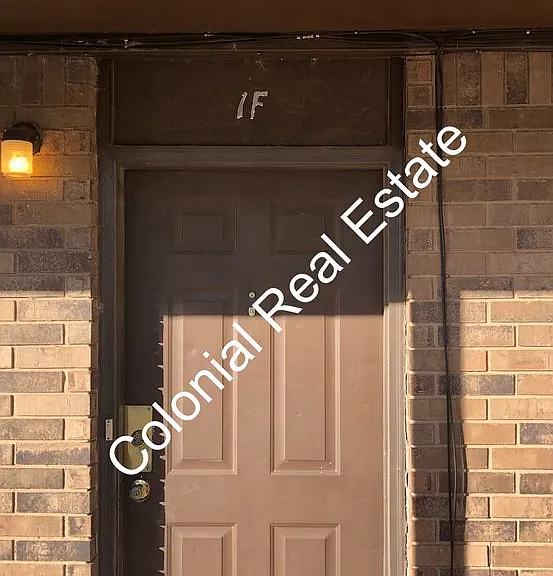 813 Laurelwood Dr — Photo 2