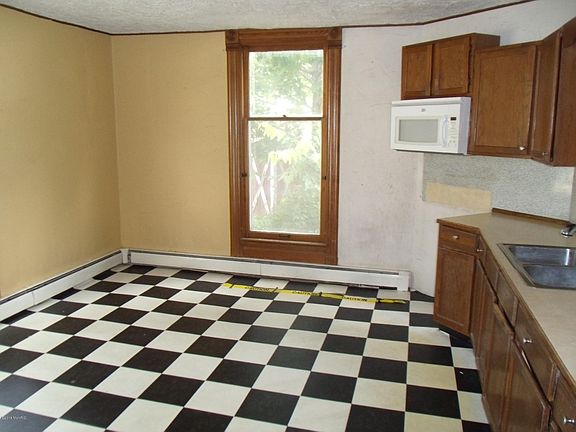 5th image of 202 N Lagrave St
