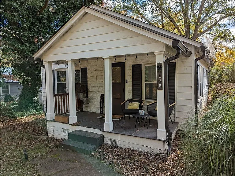 166 Hill St SE — Photo 2
