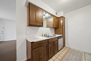 Building Photo - 4664 E 68th St #195
