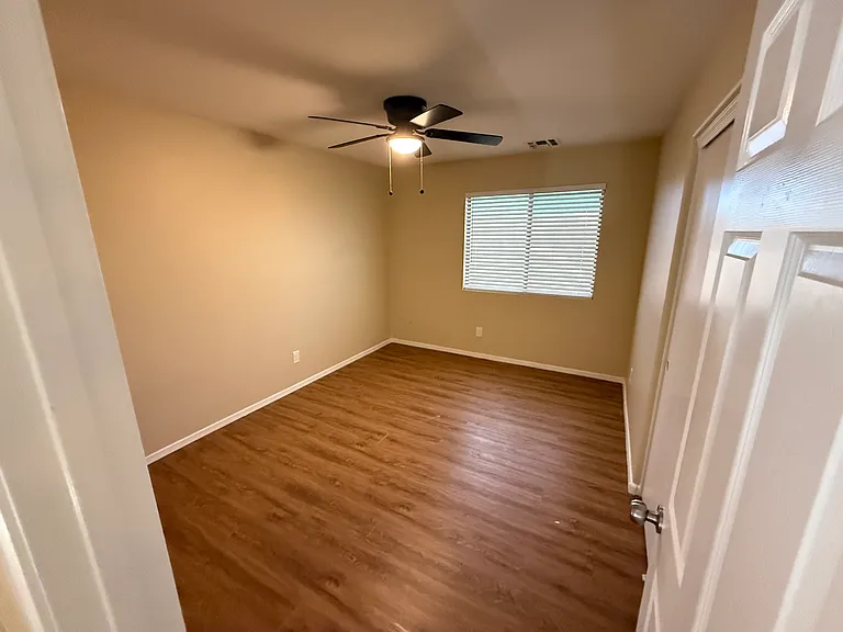 1457 E 10th Pl — Photo 11