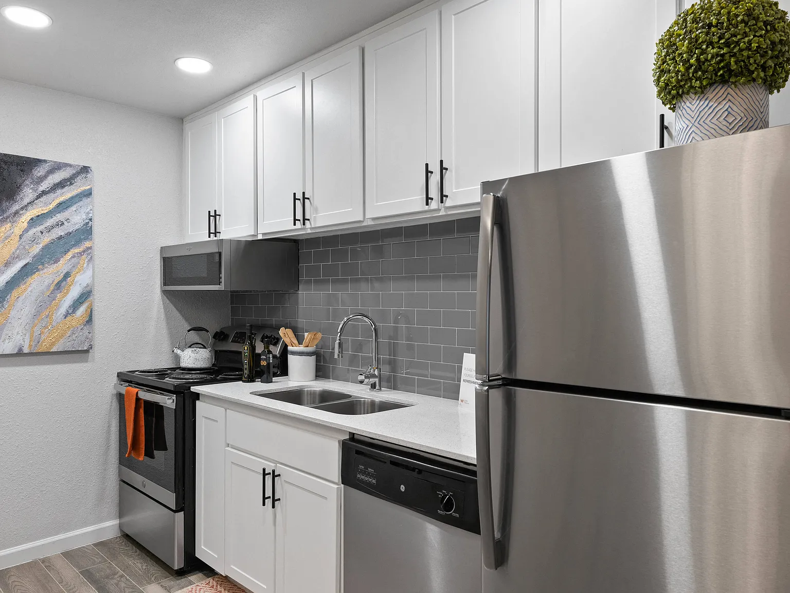 Delano Apartments — Photo 1