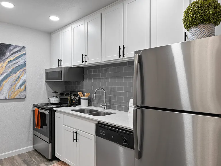 Delano Apartments — Photo 1