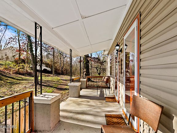 4th image of 1010 Mundy St