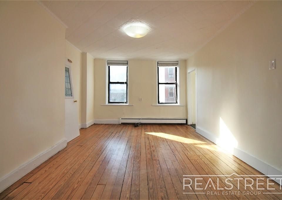 1st image of 233 Smith St #2