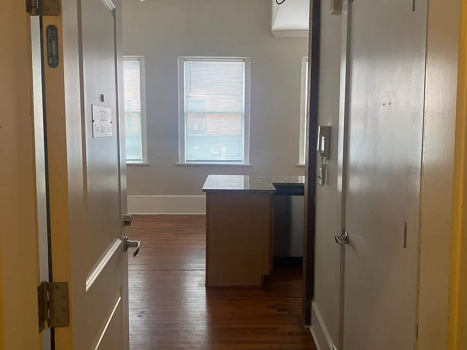 113 W Adams St #303