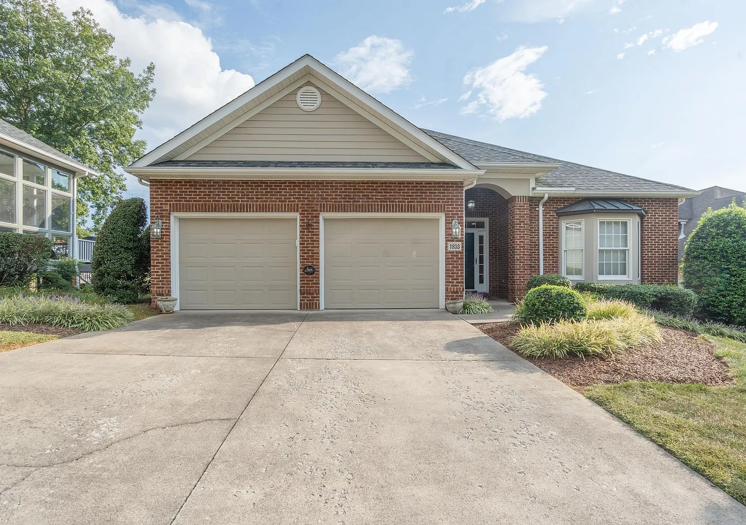 Beautiful 3-Bedroom, 3-Bath Home with Lake View — Photo 1