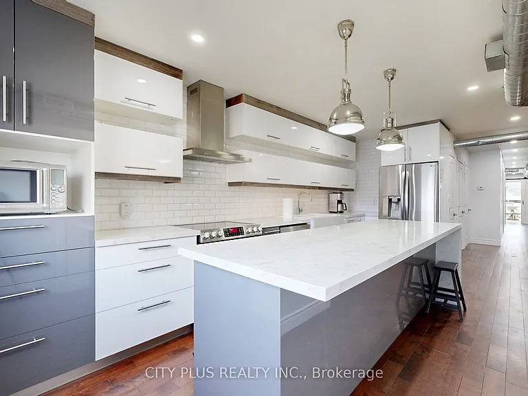 704 Bloor St W — Photo 21