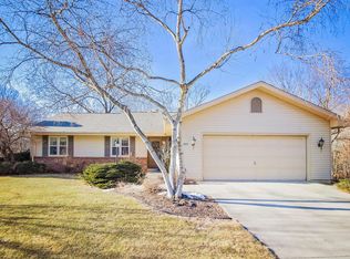 7829 S Ridgewood Dr, Franklin, WI 53132