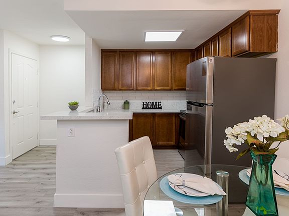 4th image of 432 Edgehill Ln Unit 15