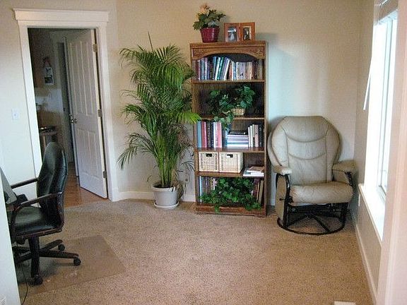Den/formal dining, right of entry