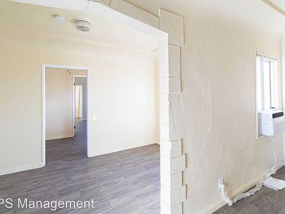 3rd image of 424 1/2 W 108th St #10625646