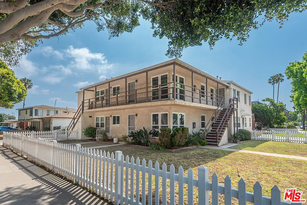 Photo 2 of 15 - 2301 14th St #E - Santa Monica, CA Building Photo - 2301 14th St #E