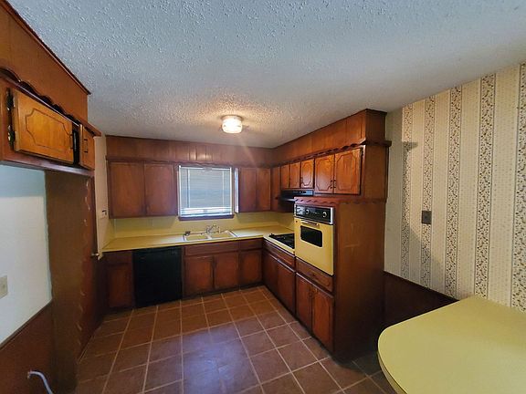 5th image of 1623 Surrey Dr