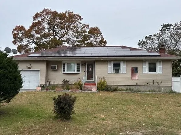 12 Heston Rd, Shirley, NY 11967