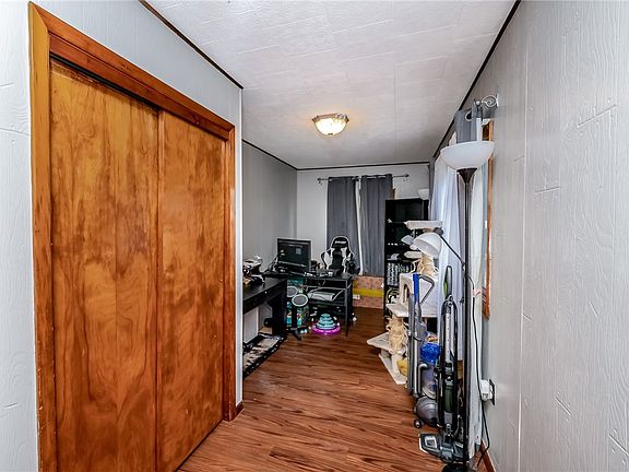 5th image of 19 Cedar St