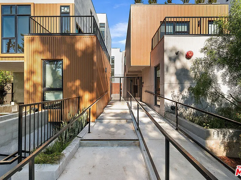 1016 N Martel Ave #Townhouse 108 — Photo 2