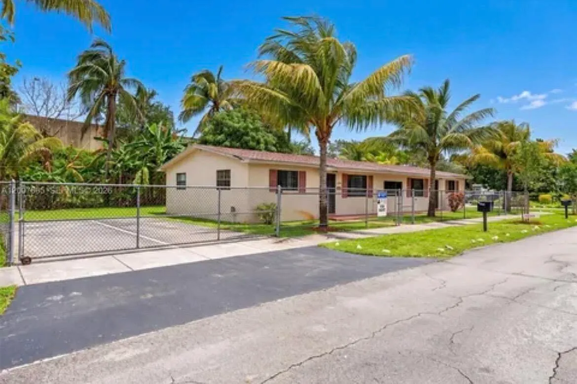 2 bed, 1.0 bath, 2155 sqft, $2,400 — Photo 3