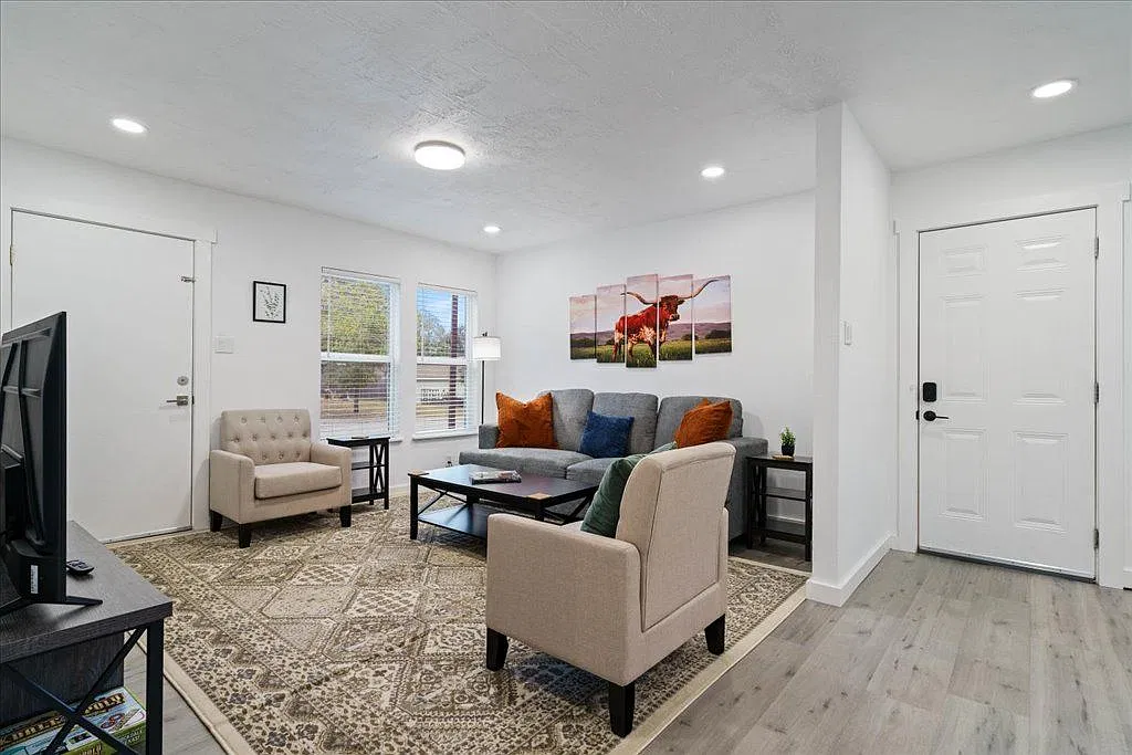 2 bed, 1.0 bath, 925 sqft, $2,000 — Photo 1
