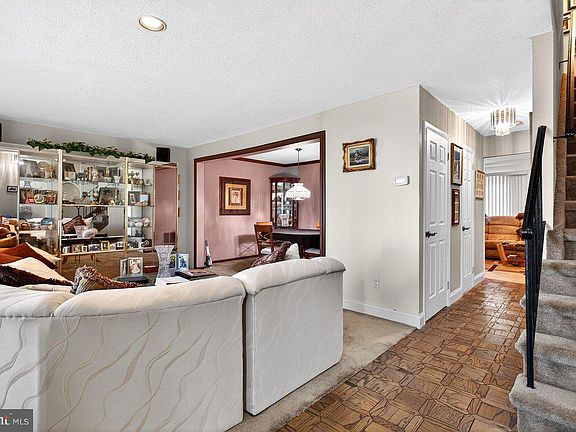 3rd image of 469 Livingston Dr