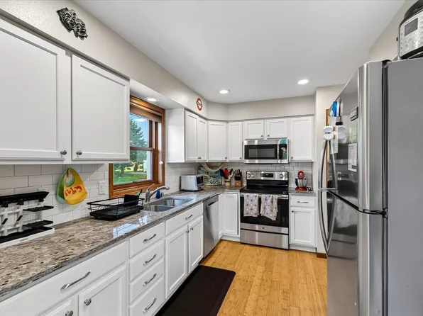2141 Blue Heron Ct, Stoughton, WI 53589