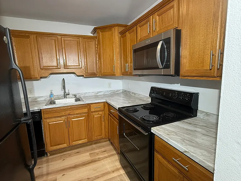 3 Scarborough Ln #B — Photo 7