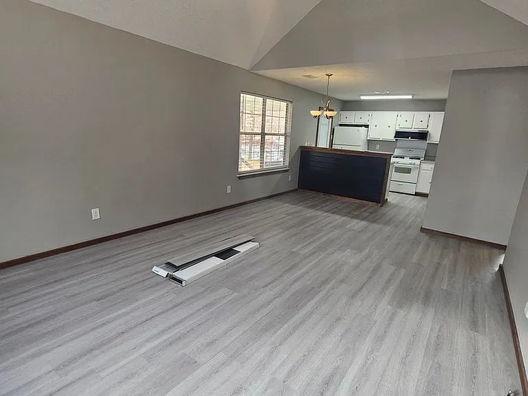 1202 Copper Creek Dr — Photo 3