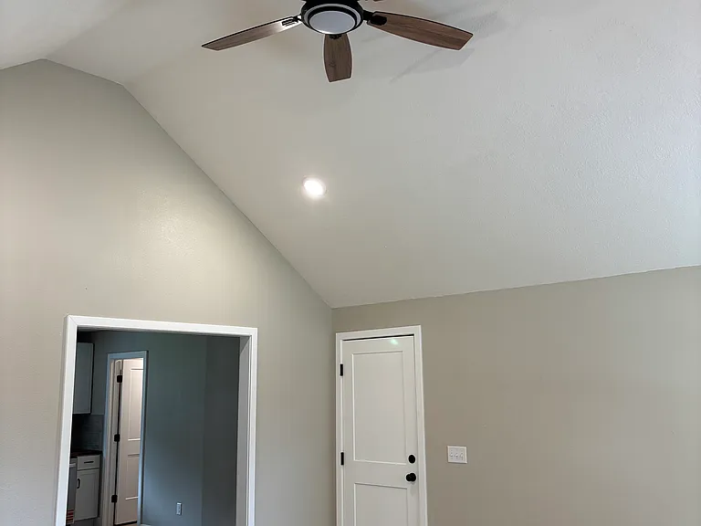 1116 W Broadmoor St — Photo 2