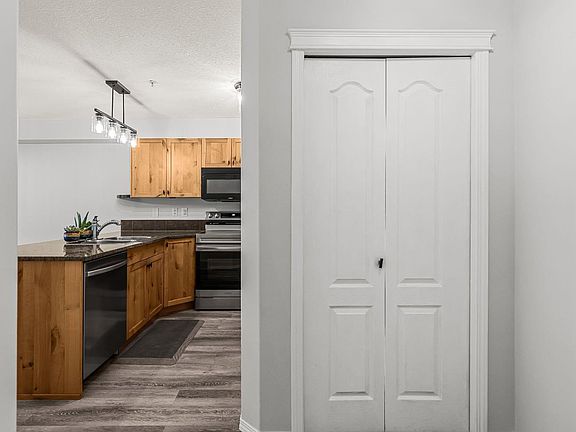 3rd image of 300 Palliser Ln #120