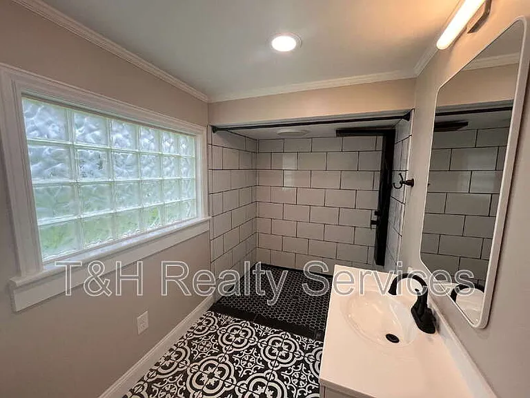 708 N Independence St — Photo 26