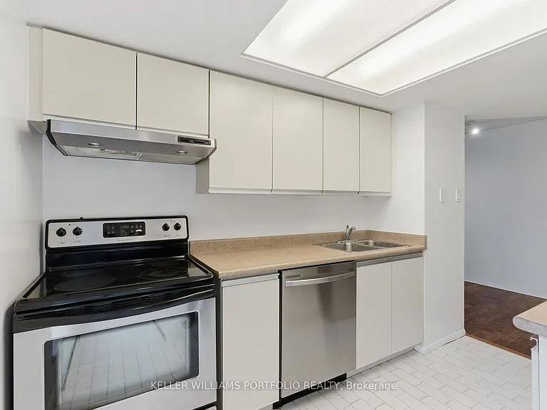 701 King St W #107 — Photo 15