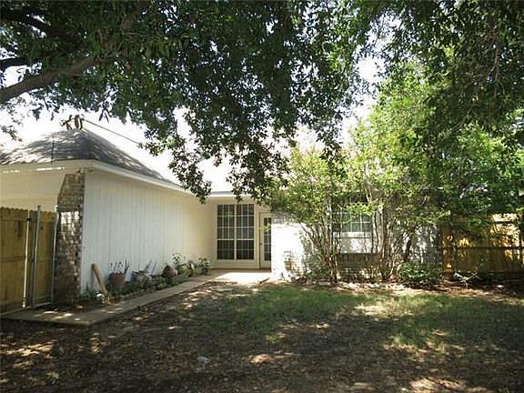 3rd image of 1056 Surrey Cir