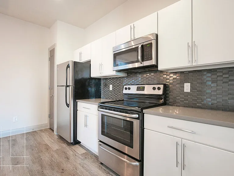 40 West — Photo 11