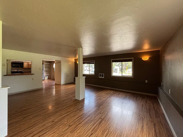 1402 S Willson Ave — Photo 9