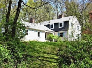 2 Leslie Ln, Sturbridge, MA 01566