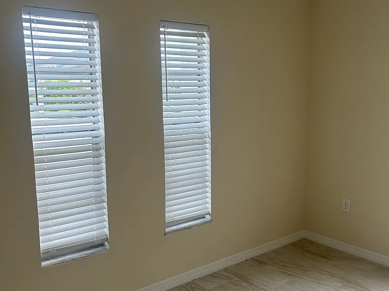 1 bedroom - mirror glass sliding closet doors