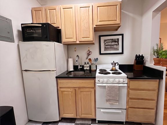 4th image of 321 E 25th St APT 4B