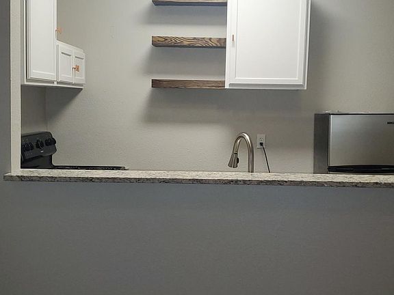 3rd image of 147 Larchmont Dr #2
