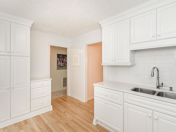 4th image of 2810 Chelsea Ct APT 201