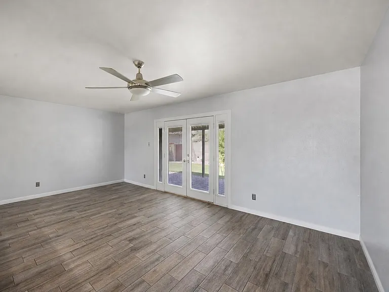 1110 E Redfield Rd — Photo 5