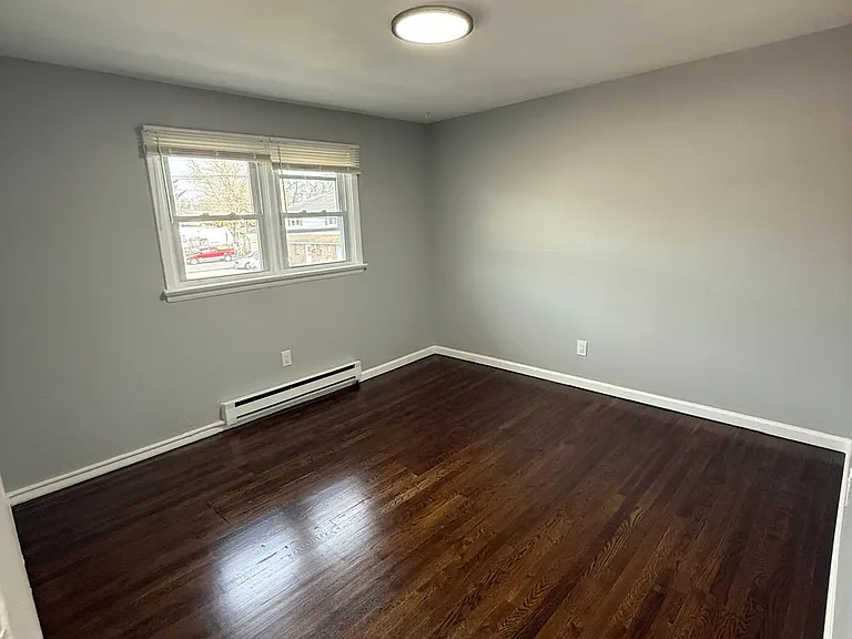 Hilltop Court Apartments — Photo 9