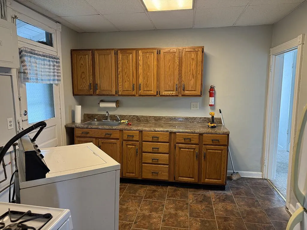 3 bed, 2.0 bath, 1800 sqft, $900 — Photo 3