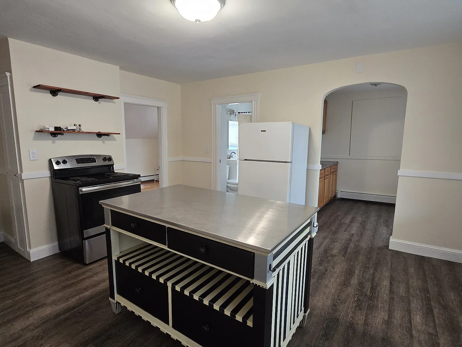 3 bed, 1000 sqft, $2,650 — Photo 2