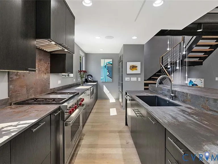 509 W 7th St — Photo 37