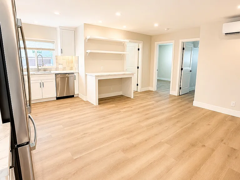 240 W Mariposa #D — Photo 4