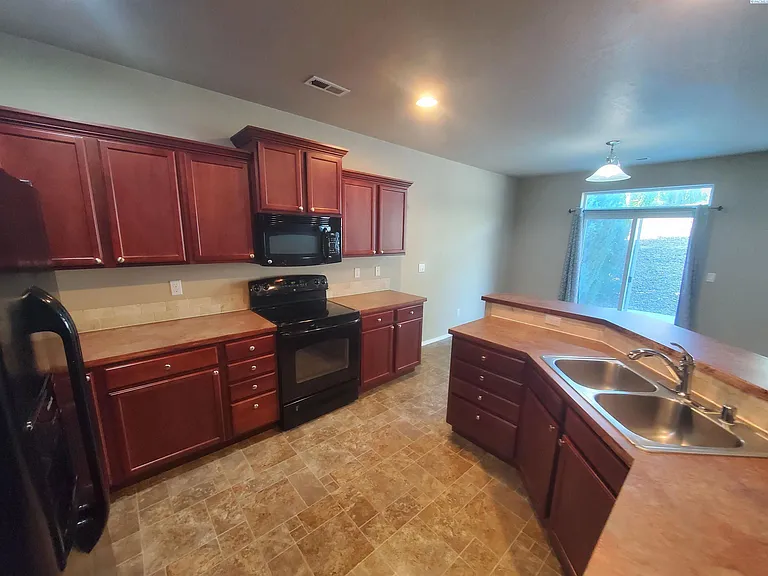513 Jordan Ln — Photo 9