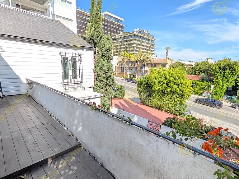 969 N Doheny Dr #1/2 — Photo 23