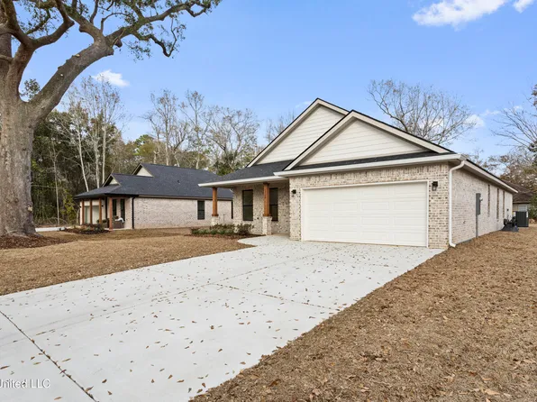 1708 Pelican Ave, Ocean Springs, MS 39564