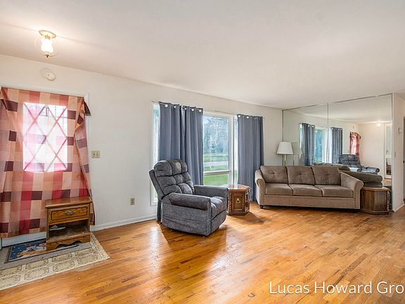 3rd image of 908 Meadowlane Dr