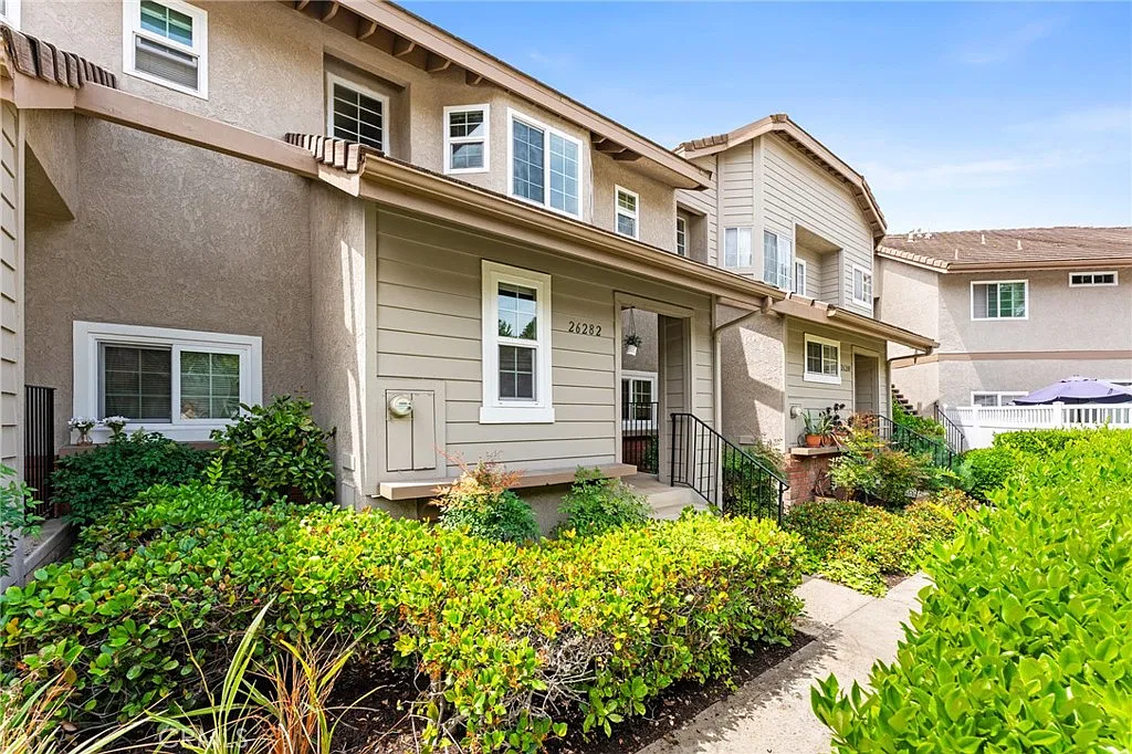 2 bed, 2.5 bath, 1270 sqft, $3,300 — Photo 1